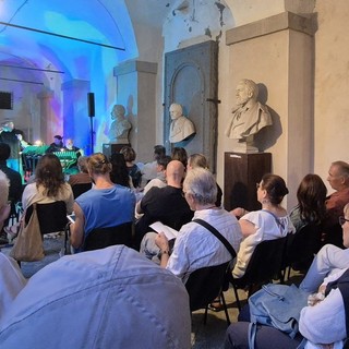 I &quot;Cabarettanti&quot; incantano il pubblico alla Biblioteca di Varallo: musica, memoria e solidarietà