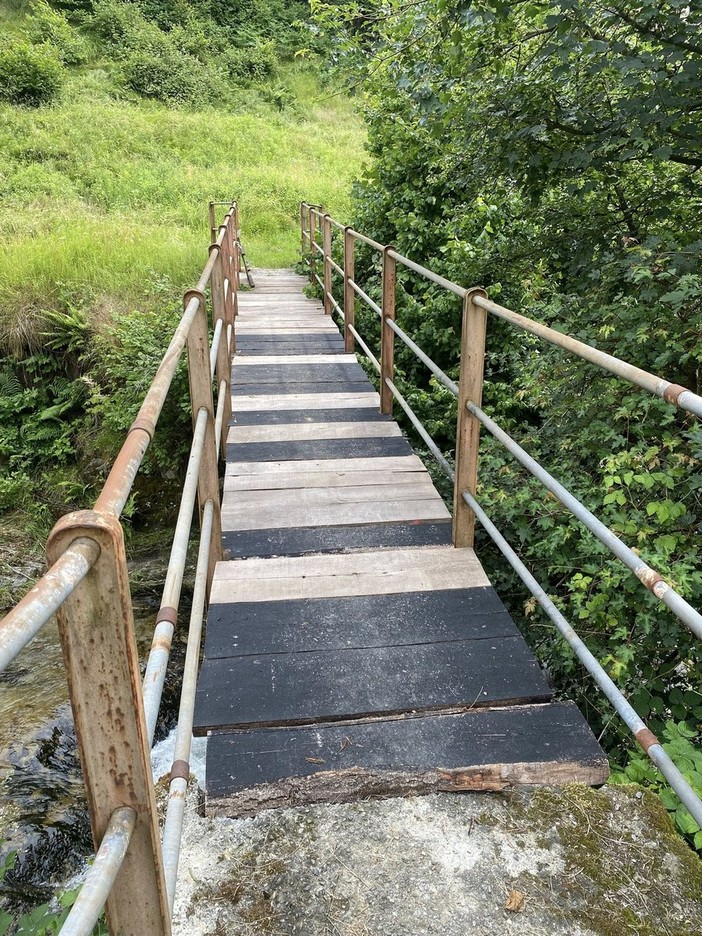 Valduggia, rifatto il ponticello sul sentiero ai piedi del Monte Fenera