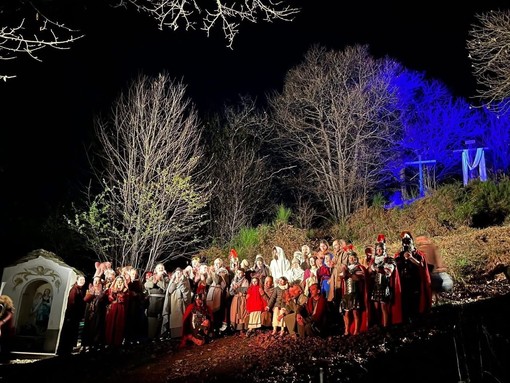 Quarona, successo per la Via Crucis: in tanti a San Giovanni al Monte per la rappresentazione della Passione Quarona, successo per la Via Crucis: in tanti a San Giovanni al Monte per la rappresentazione della Passione