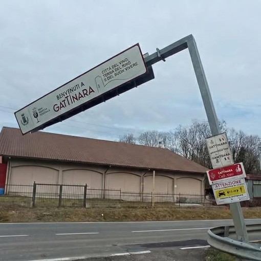 Gattinara, camion con gru urta il portale di benvenuto sulla Sp 142