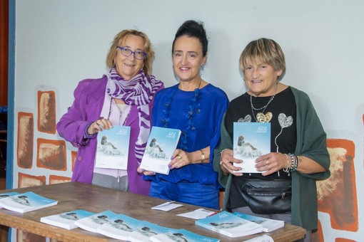 Varallo “Bambini e inquinamento”: presentato il volume della Pediatra Elena Uga. Varallo “Bambini e inquinamento”: presentato il volume della Pediatra Elena Uga.