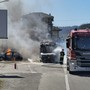 Pulmino in fiamme a Borgosesia: sono 3 i veicoli coinvolti Pulmino in fiamme a Borgosesia: sono 3 i veicoli coinvolti