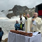 Monte Rosa, la Capanna Gnifetti celebra 150 anni di storia e ricorda i caduti del ghiacciaio - Foto e video di Davide Finatti Monte Rosa, la Capanna Gnifetti celebra 150 anni di storia e ricorda i caduti del ghiacciaio - Foto e video di Davide Finatti