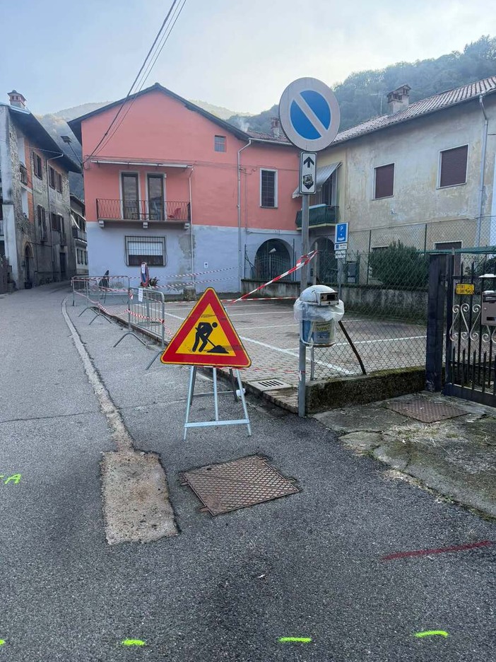 Quarona, nuovi cordoli al parcheggio di via Zuccone: area di nuovo disponibile da sabato