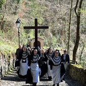 Varallo, grande partecipazione per la processione delle Pie Donne verso il Sacro Monte - foto di Ermanno Orsi