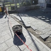 Quarona, attenzione alle piccole opere: lavori all’ingresso delle scuole medie Quarona, attenzione alle piccole opere: lavori all’ingresso delle scuole medie