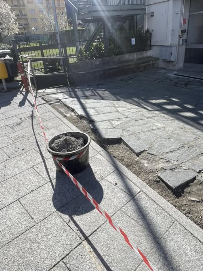 Quarona, attenzione alle piccole opere: lavori all’ingresso delle scuole medie