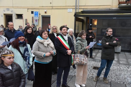 Quarona chiude il Carnevale con il rogo del Babbiu Runfatta tra torce, testamento e festa in piazza