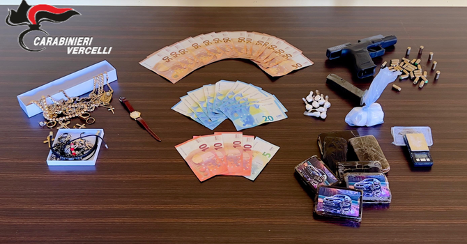 Valduggia, arrestato 32enne: sequestrati cocaina, hashish, oro e una replica di pistola Valduggia, arrestato 32enne: sequestrati cocaina, hashish, oro e una replica di pistola