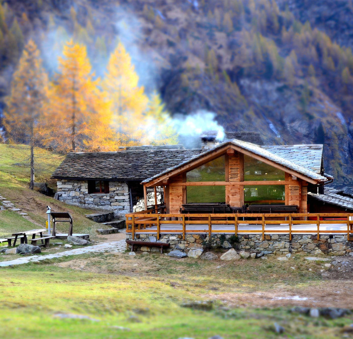 Rifugi aperti in Valsesia, una guida per turisti ed escursionisti tra Monte Rosa, Val Vogna e Val Sermenza - Nell'immagine il Rifugio Pastore Rifugi aperti in Valsesia, una guida per turisti ed escursionisti tra Monte Rosa, Val Vogna e Val Sermenza - Nell'immagine il Rifugio Pastore