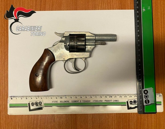 Dal Nord-ovest: litiga per un parcheggio e minaccia di morte la vicina con un revolver alla fronte