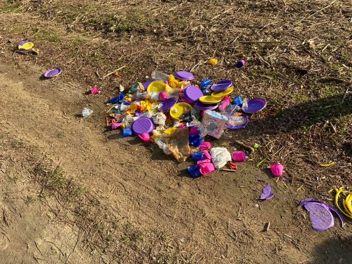 I resti di una festa abbandonati in mezzo alla natura a Ghemme