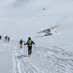 Bravata aerea sul Monte Rosa: decollo tra le cordate di alpinisti