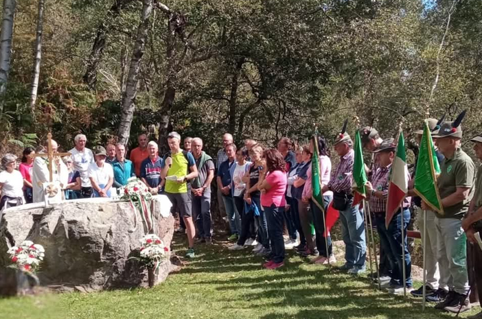 Valdilana, celebrazioni con le penne nere alla Chiesetta Alpina di Trivero (foto dalla pagina Facebook di comune di Valdilana) Valdilana, celebrazioni con le penne nere alla Chiesetta Alpina di Trivero (foto dalla pagina Facebook di comune di Valdilana)