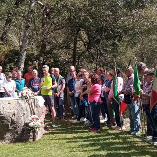 Valdilana, celebrazioni con le penne nere alla Chiesetta Alpina di Trivero (foto dalla pagina Facebook di comune di Valdilana)