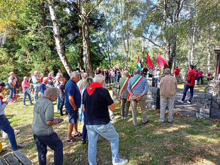 Biellese e Valsesia riuniti in memoria dei caduti di Noveis (foto dalla pagina Facebook di Comune di Valdilana) Biellese e Valsesia riuniti in memoria dei caduti di Noveis (foto dalla pagina Facebook di Comune di Valdilana)