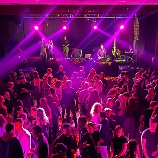 Quarona, successo per la prima serata disco dell’anno al Salone Sterna: “un’occasione di festa e sicurezza”