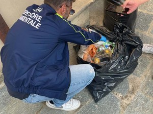 Borgosesia, controlli a campione sulla raccolta differenziata: attivi gli ispettori ambientali COVEVAR Borgosesia, controlli a campione sulla raccolta differenziata: attivi gli ispettori ambientali COVEVAR