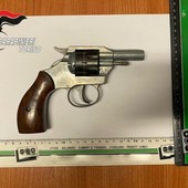 Dal Nord-ovest: litiga per un parcheggio e minaccia di morte la vicina con un revolver alla fronte