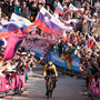 Il Giro è un romanzo in rosa thrilling e fa tutto Roglic: l'eroico Paperino del ciclismo è il Re della corsa