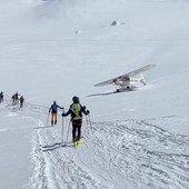 Bravata aerea sul Monte Rosa: decollo tra le cordate di alpinisti