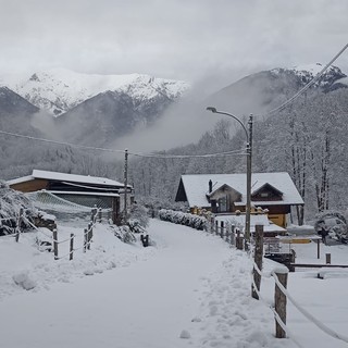 Varallo, una runner in allenamento si ferma ad ammirare la neve: “Uno spettacolo che cambia la città”