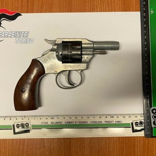 Dal Nord-ovest: litiga per un parcheggio e minaccia di morte la vicina con un revolver alla fronte