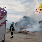 Fienile a fuoco nel Biellese: autobotti vercellesi a sostegno delle operazioni