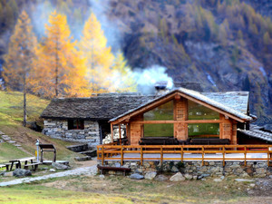 Rifugi aperti in Valsesia, una guida per turisti ed escursionisti tra Monte Rosa, Val Vogna e Val Sermenza - Nell'immagine il Rifugio Pastore Rifugi aperti in Valsesia, una guida per turisti ed escursionisti tra Monte Rosa, Val Vogna e Val Sermenza - Nell'immagine il Rifugio Pastore