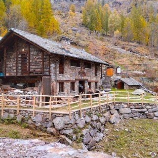 Rinnovata la staccionata della Casa del Parco Alpe Fum Bitz: più sicurezza e armonia paesaggistica Rinnovata la staccionata della Casa del Parco Alpe Fum Bitz: più sicurezza e armonia paesaggistica