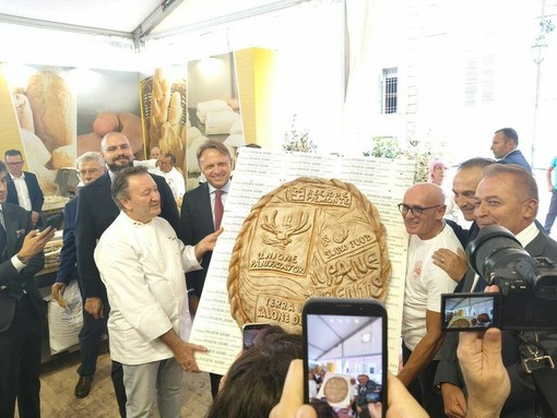 Salone del Gusto, il pane gigante di Coggiola conquista lo stand Piemonte