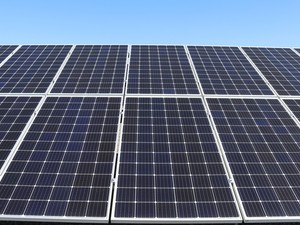 Energie rinnovabili, priorità agli impianti fotovoltaici su aree industriali, discariche e siti da bonificare