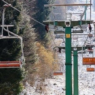 Le seggiole della seggiovia Scopello–Mera diventano ricordi da collezione
