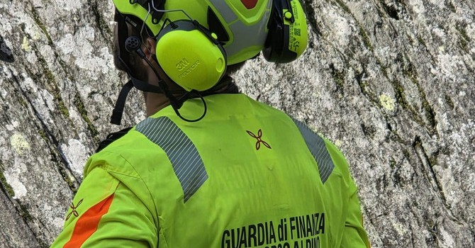 Monte Rosa, allarme valanghe in quota: elisoccorso e Guardia di Finanza salvano due sciatori inglesi e la guida Monte Rosa, allarme valanghe in quota: elisoccorso e Guardia di Finanza salvano due sciatori inglesi e la guida