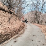 Quarona, manutenzione annuale sulla strada per il Monte Tovo: pulizia delle cunette e raccolta foglie