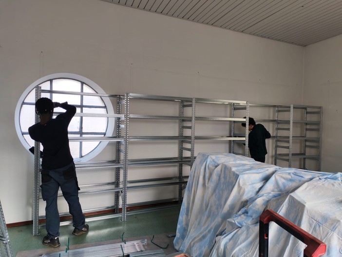 Nuovi scaffali alla “Torretta” della Biblioteca Resegotti di Borgosesia