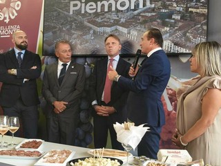 Salone del Gusto, il pane gigante di Coggiola conquista lo stand Piemonte Salone del Gusto, il pane gigante di Coggiola conquista lo stand Piemonte