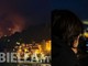 Incendio in Valsessera, a Coggiola arrivano i curiosi a caccia di foto. L’appello del sindaco: “Usate il buon senso”