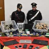 Organizzava meeting somministrando allucinogeni ai partecipanti: arrestato un 63 enne, sequestrate 220 compresse di psilocibina