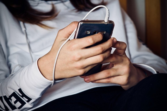Sempre con il cellulare in mano: quando l’abitudine diventa dipendenza
