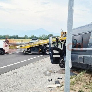 Dal Nord-ovest: scontro tra auto e camper sulla Statale 231, strada bloccata a Centallo