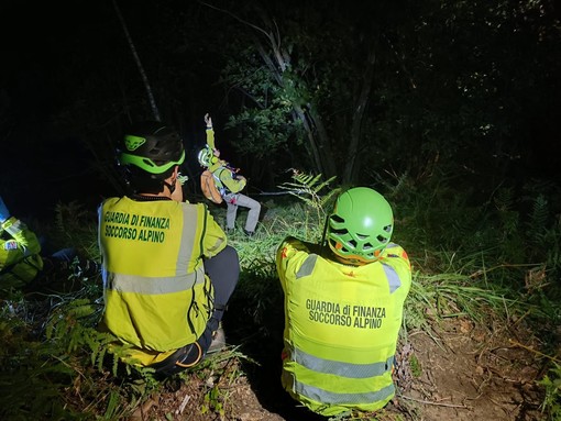 Scopa, operazione congiunta dei soccorsi: uomo ferito recuperato con l'elicottero