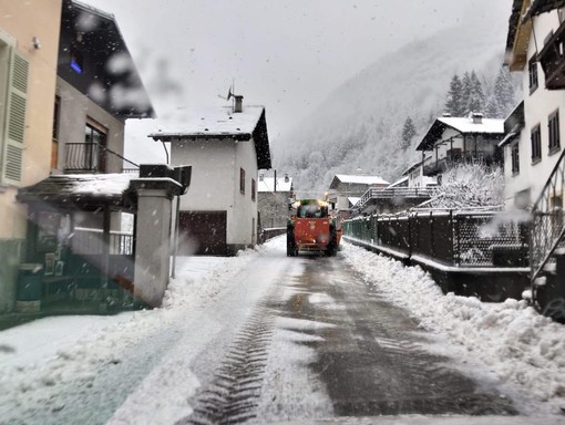 Valsesia, sgombero neve in alta valle: la Provincia al lavoro, resta l’invito alla prudenza