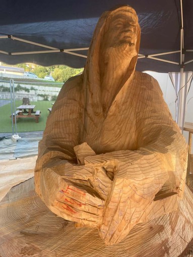 Grignasco, nel cortile della Biblioteca prende forma una nuova scultura di Dino Damiani Grignasco, nel cortile della Biblioteca prende forma una nuova scultura di Dino Damiani