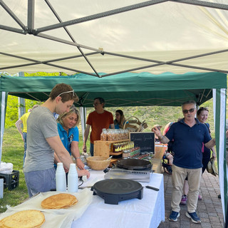 Su e giù per le rive a Soprana, è un successo l’evento che coniuga degustazioni e passeggiate nella natura (foto dalla pagina Facebook di Comune Valdilana)