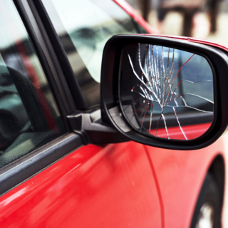 Urta l'auto e prosegue la corsa: si cerca un biellese - Foto di repertorio.