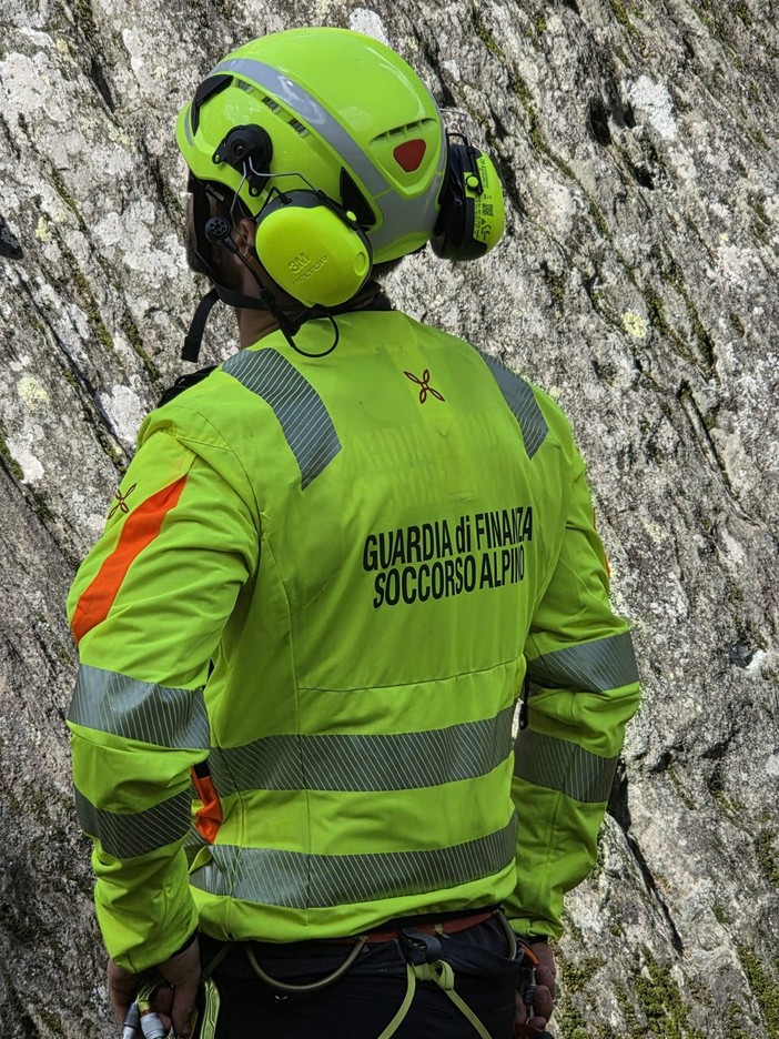 Monte Rosa, allarme valanghe in quota: elisoccorso e Guardia di Finanza salvano due sciatori inglesi e la guida