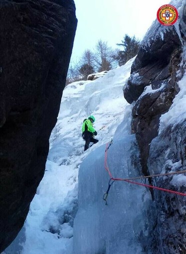 Ceresole Reale: Scalatrice resta bloccata sulla sulla cascata di ghiaccio Bellagarda, portata in salvo dal Soccorso Alpino