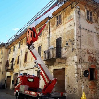 Serravalle: Cadono parti di un tetto, i Vigili del Fuoco intervengono