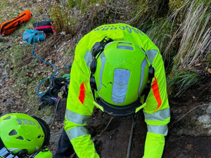 Schiacciato da un grosso masso a Valdilana, escursionista salvato con tecniche alpinistiche